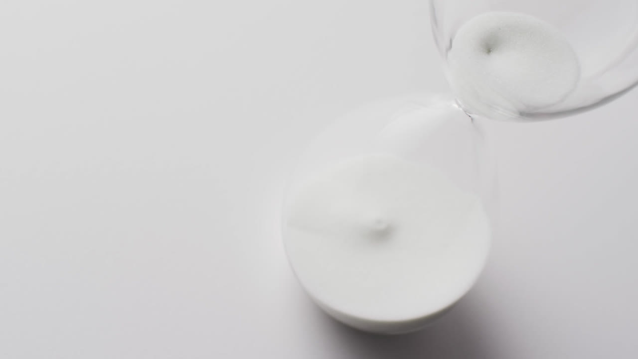 모래 를  ⁇ 는 모래 시계 의 비디오,  ⁇  배경 에 있는 공간 을 복사