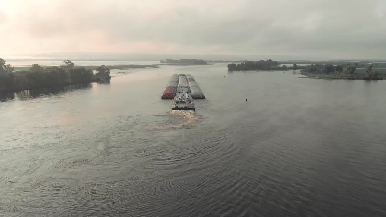 미시시피에 있는 하우스보트의 드론 샷