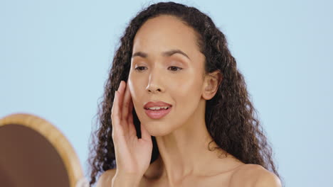 mujer, cuidado de la piel y espejo en el estudio para la belleza