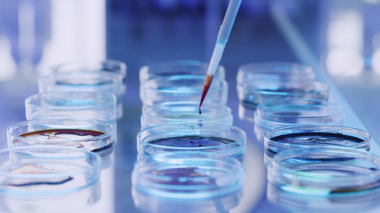 주사기와 유리판의 클로즈업