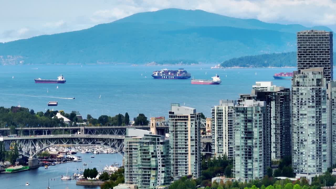 torres de condominios junto al falso arroyo cerca de los puentes de granville y burrard street en vancouver, canadá