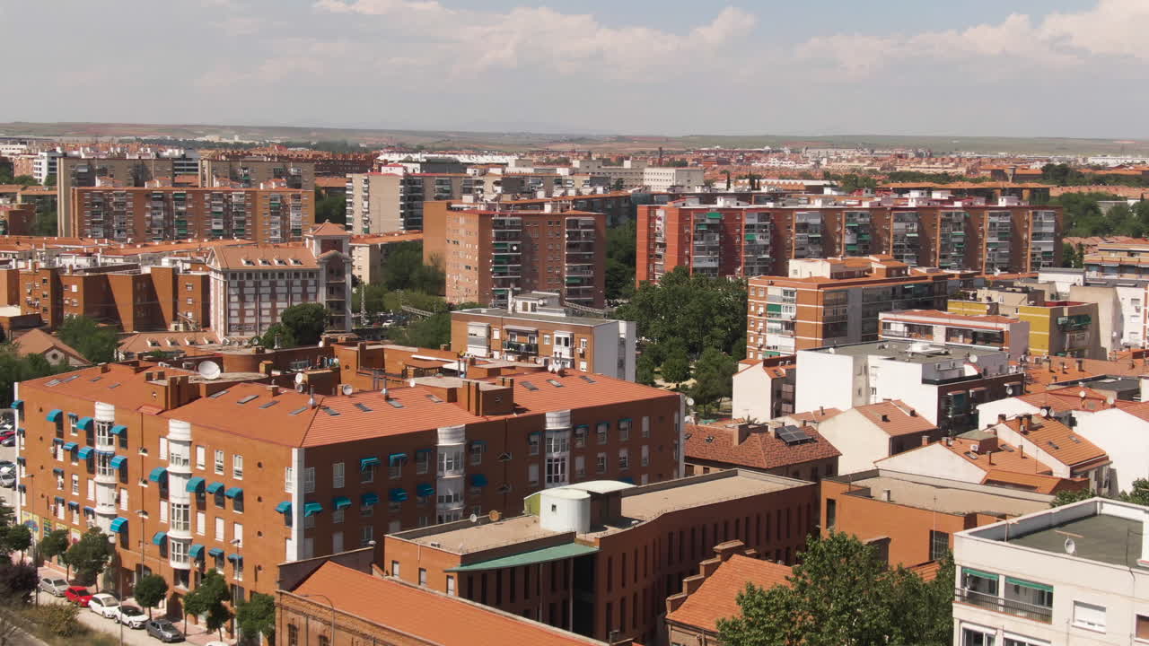 Quartiere residenziale di Madrid, vista aerea con drone.