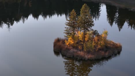 Ruhige-Inselschönheit:-Entdecken-Sie-Das-Verborgene-Juwel-Von-McQueen-Lake