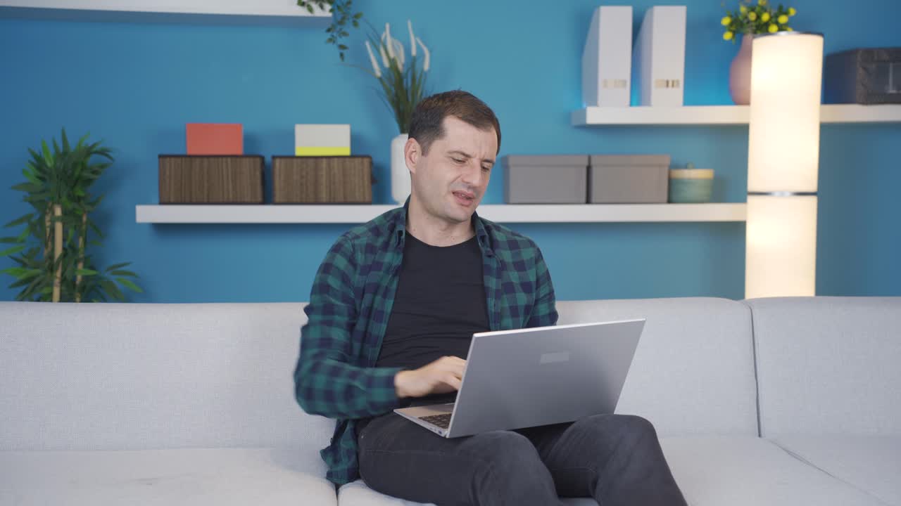 hace una señal de disgusto al sentirse disgustado de una manera negativa.