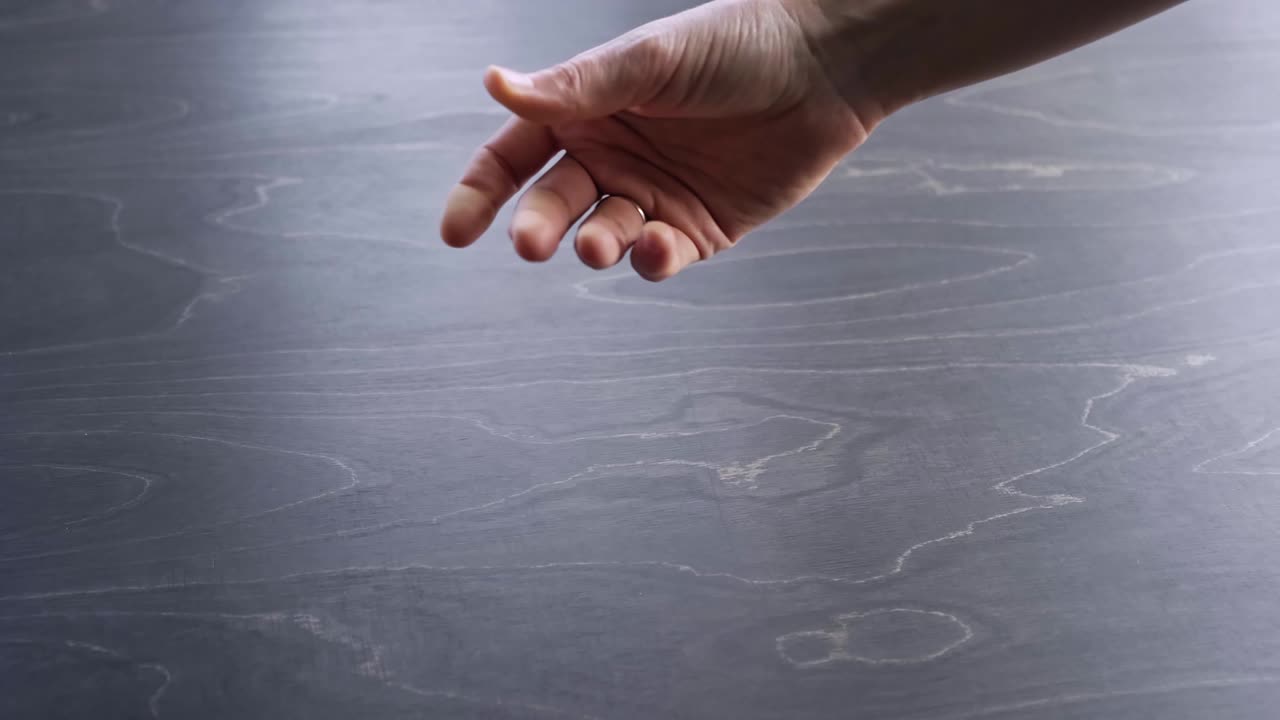 남자의 손은 돈 한 어리를 여자의 손으로 돌려주고, 백 달러의 지폐, 뇌물을 주고받는 것, 돈을 돌려주는 것, 무언가를 지불하는 것, 근접 촬영, 신체 부위, 불법 임금 개념, 4k 비디오.