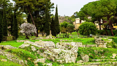 Timelapse-shot-of-ruins-of-the-Greek-Theater-of-Taormina-in-Sicily,-Italy-on-a-cloudy-day