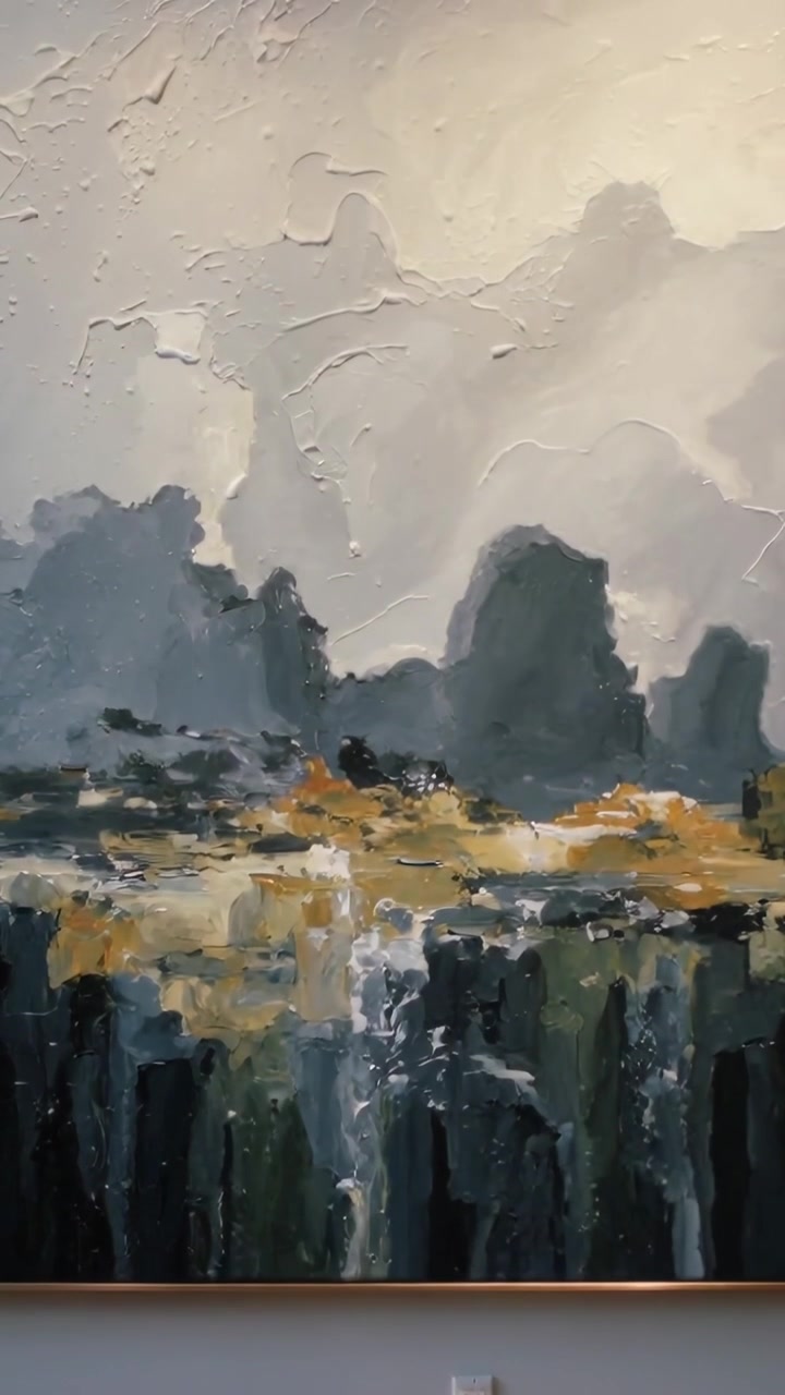 Vidéo verticale : Caméra panoramique révélant un tableau encadré dans le couloir pour montrer la texture et une prise de courant.