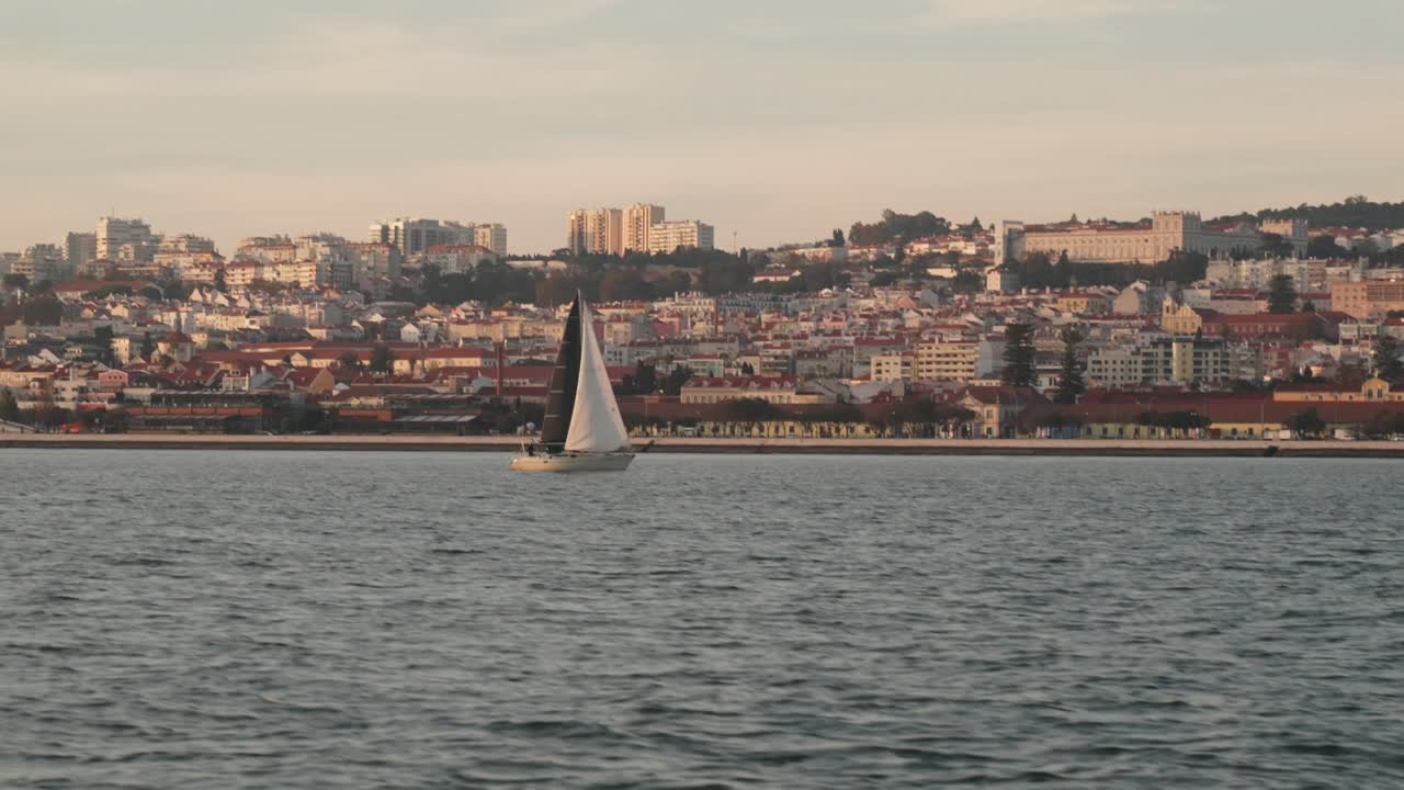 Veleggiando lungo la città costiera di Lisbona, Portogallo