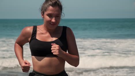 mujer corriendo en la playa