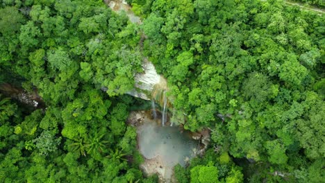 una cascada llamada alto espejo, en santa cruz, bolivia, un lugar escondido para visitar, no muy popular entre extranjeros, incluso puedes poner tu carpa ahi, hermoso lugar