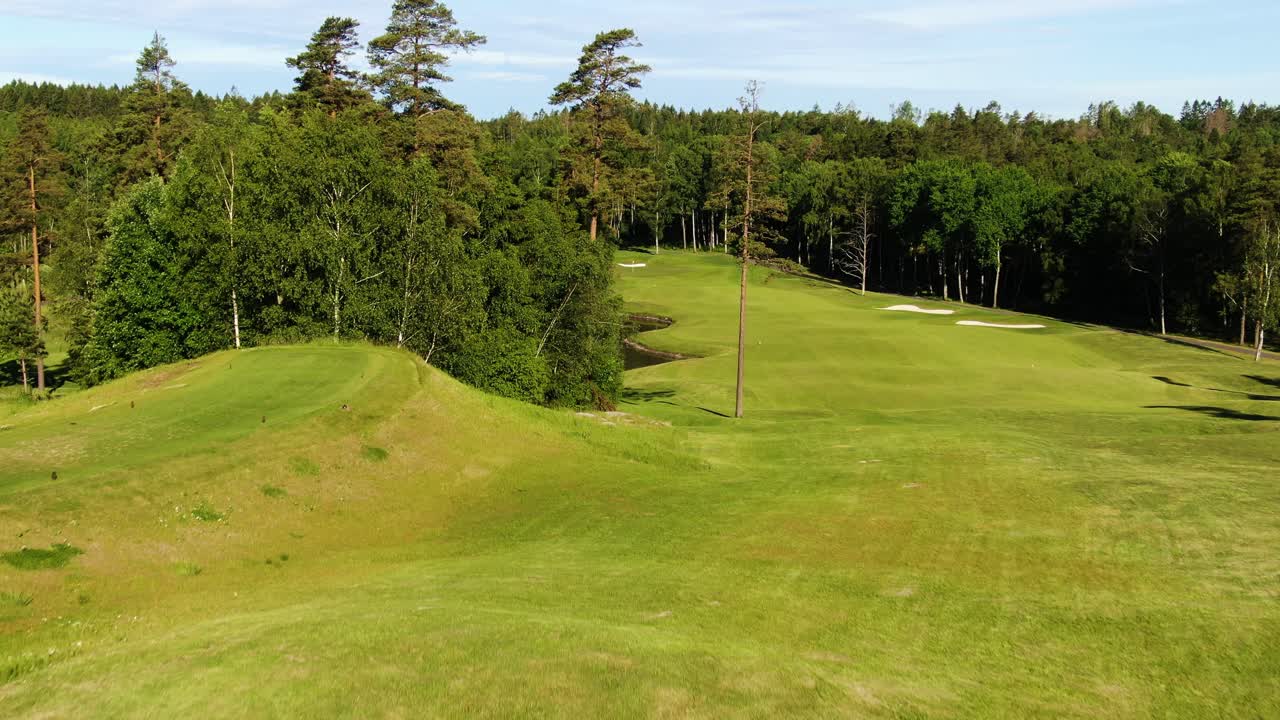 골프장 길을 걷고 있는 골퍼와 캐디의 뒷모습