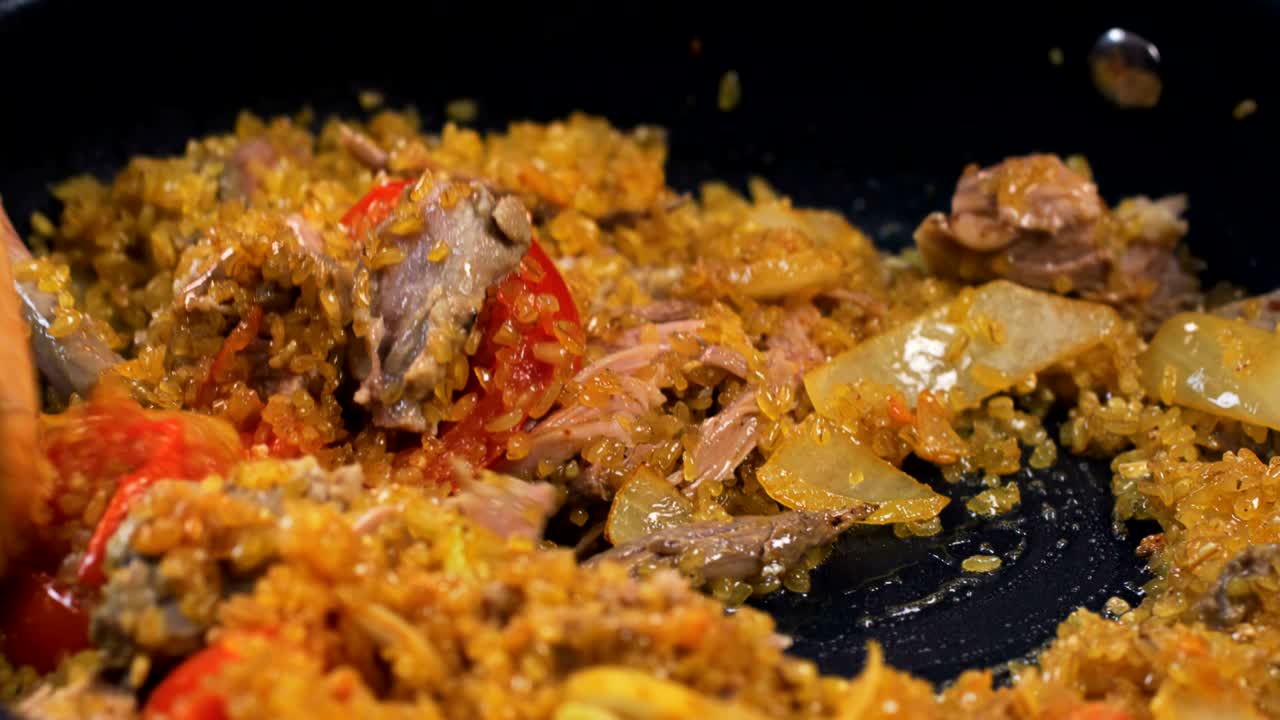 el chef está fritando arroz pilaf