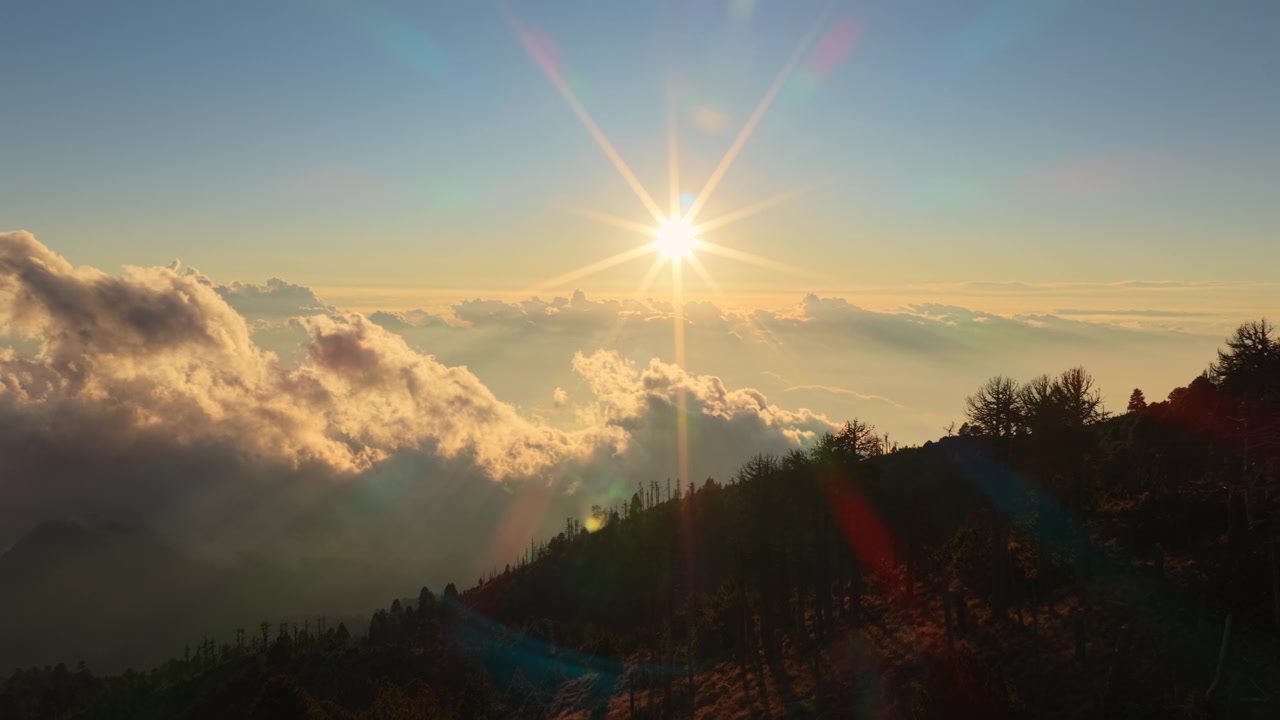 Sole dorato che splende sopra le nuvole sul monte Nevado de Colima all'alba, Messico