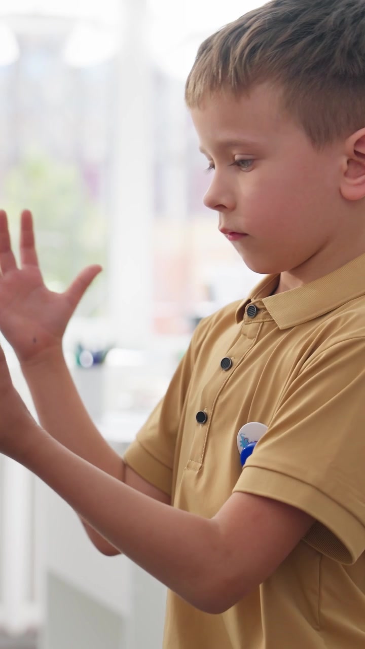 Ragazzino concentrato mentre fa giocoleria con due piccole palline