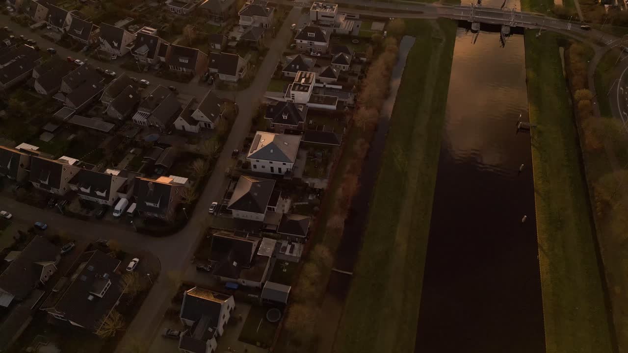 vista aérea de la ciudad holandesa al atardecer