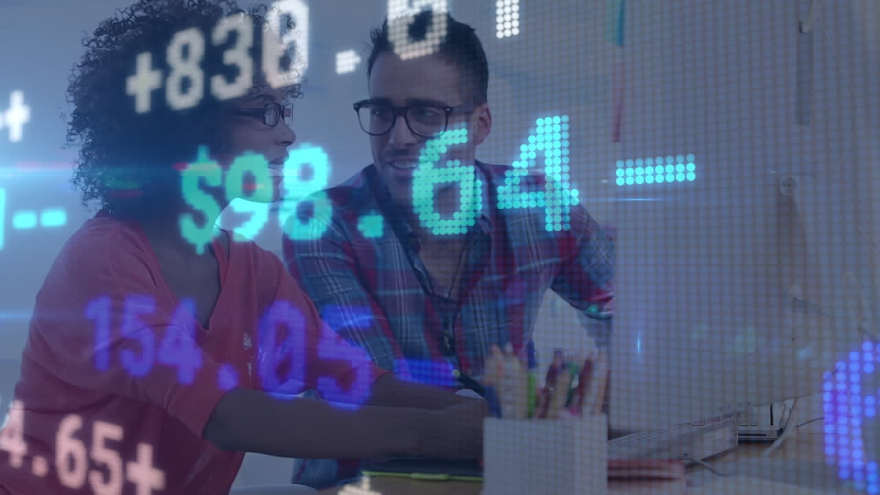 animación del procesamiento de datos financieros sobre personas de negocios hablando en la oficina