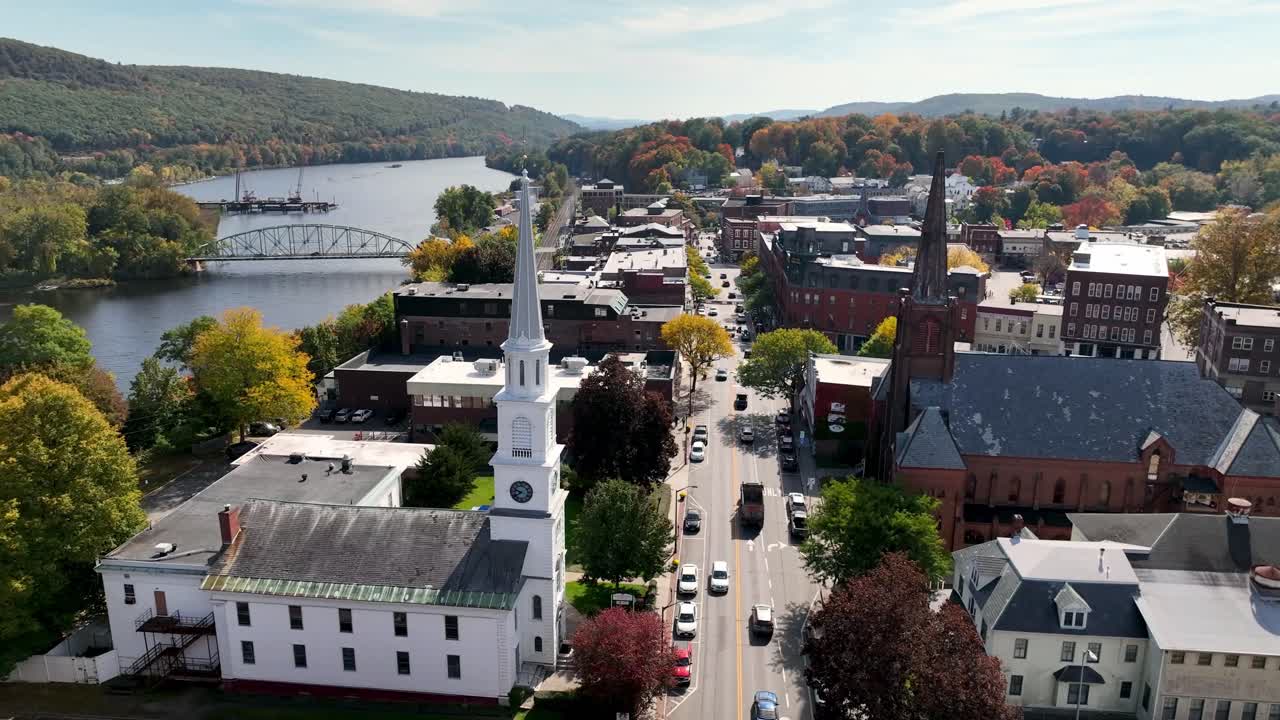 Vista aerea di Brattleboro, Vermont, con chiese e campanili in primo piano