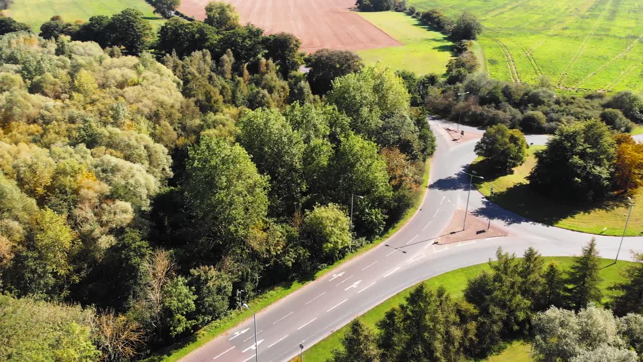 멋진 로터리는 자연의 한가운데에 있습니다