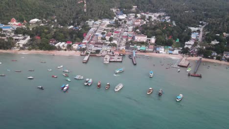 Vista-Aérea-De-Gran-ángulo-Sobre-El-Muelle-De-Koh-Tao-Con-Barcos-Amarrados-En-El-Océano