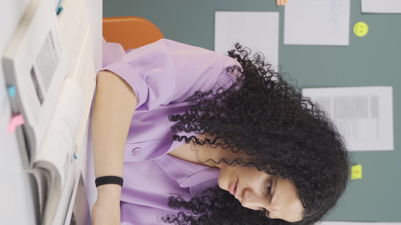 el video vertical de la estudiante con un problema de tiempo es exigente.