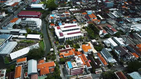 Maravilloso-Dron-De-La-Ciudad-De-Denpasar-Con-Casas-Y-Imágenes-De-Campos-De-Arroz-En-Bali