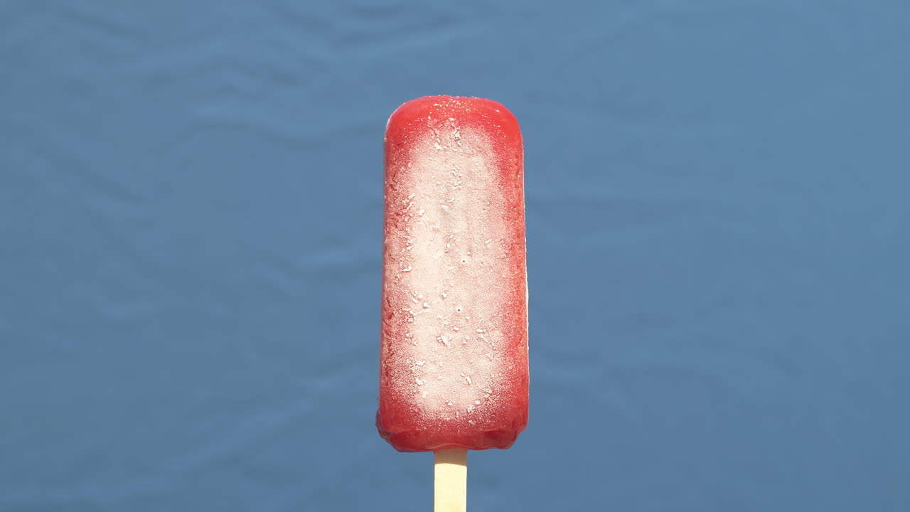 таймлапс крупным планом тающего льда в обратном направлении