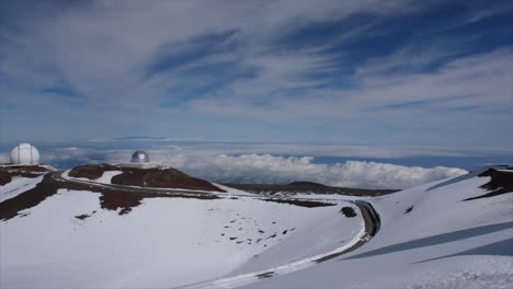 Blick-Vom-Gipfel-Des-Mauna-Kea-Observatoriums-An-Einem-Verschneiten-Wintertag