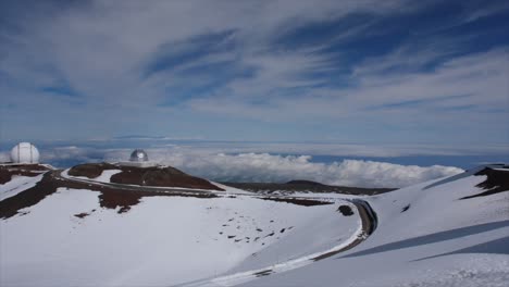 vista desde la cumbre del observatorio de mauna kea en un día de invierno nevado