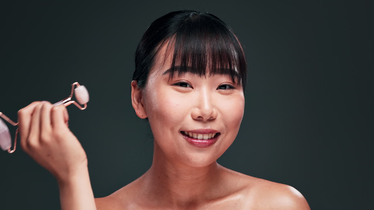 얼굴 마사지를 위해 재드 롤러를 사용하는 여성