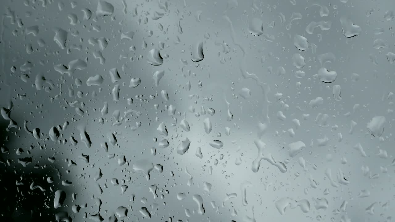 gotas de lluvia en la textura del vidrio, en hd completo