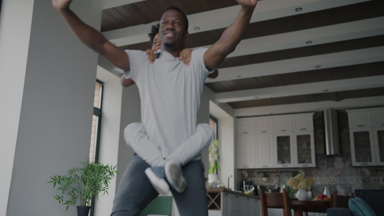 Hraje si otec se synem