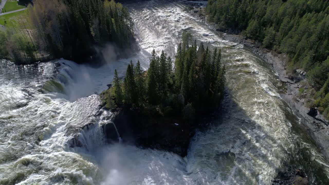 la cascada de ristafallet en la parte occidental de jamtland está catalogada como una de las cascadas más hermosas de suecia.