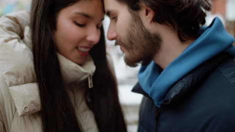hombre y mujer besándose en la calle.