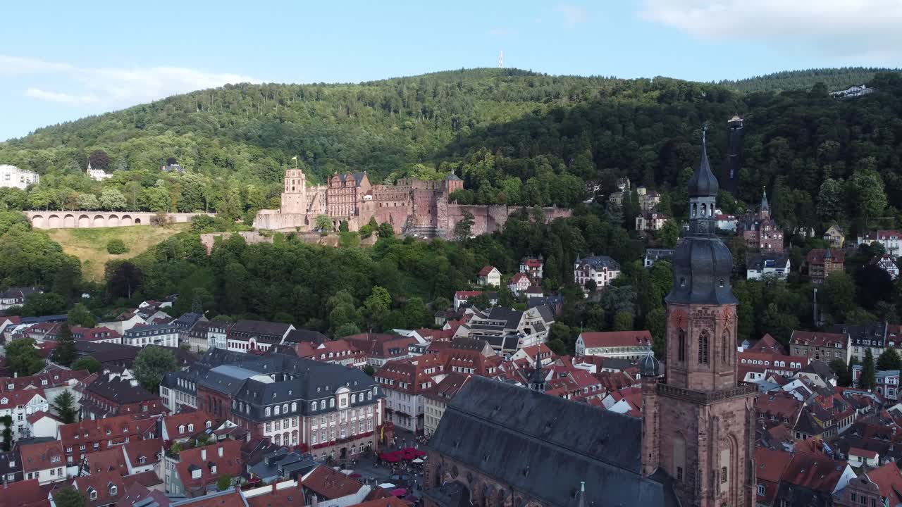 Clip cinematografica 4K con drone sopra la chiesa di Heiliggeistkirche nella rustica città di Heidelberg, Germania.