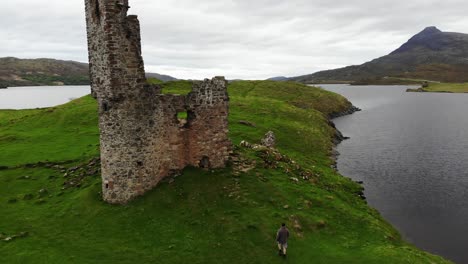 Toma-Aérea-De-Paso-Elevado-Del-Castillo-De-Ardvreck-En-Las-Tierras-Altas-De-Escocia