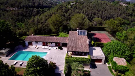 Vista-Aérea-De-Magnífica-Villa-Con-Piscina-Y-Cancha-De-Tenis-En-La-Prestigiosa-Ubicación-De-Cannes.