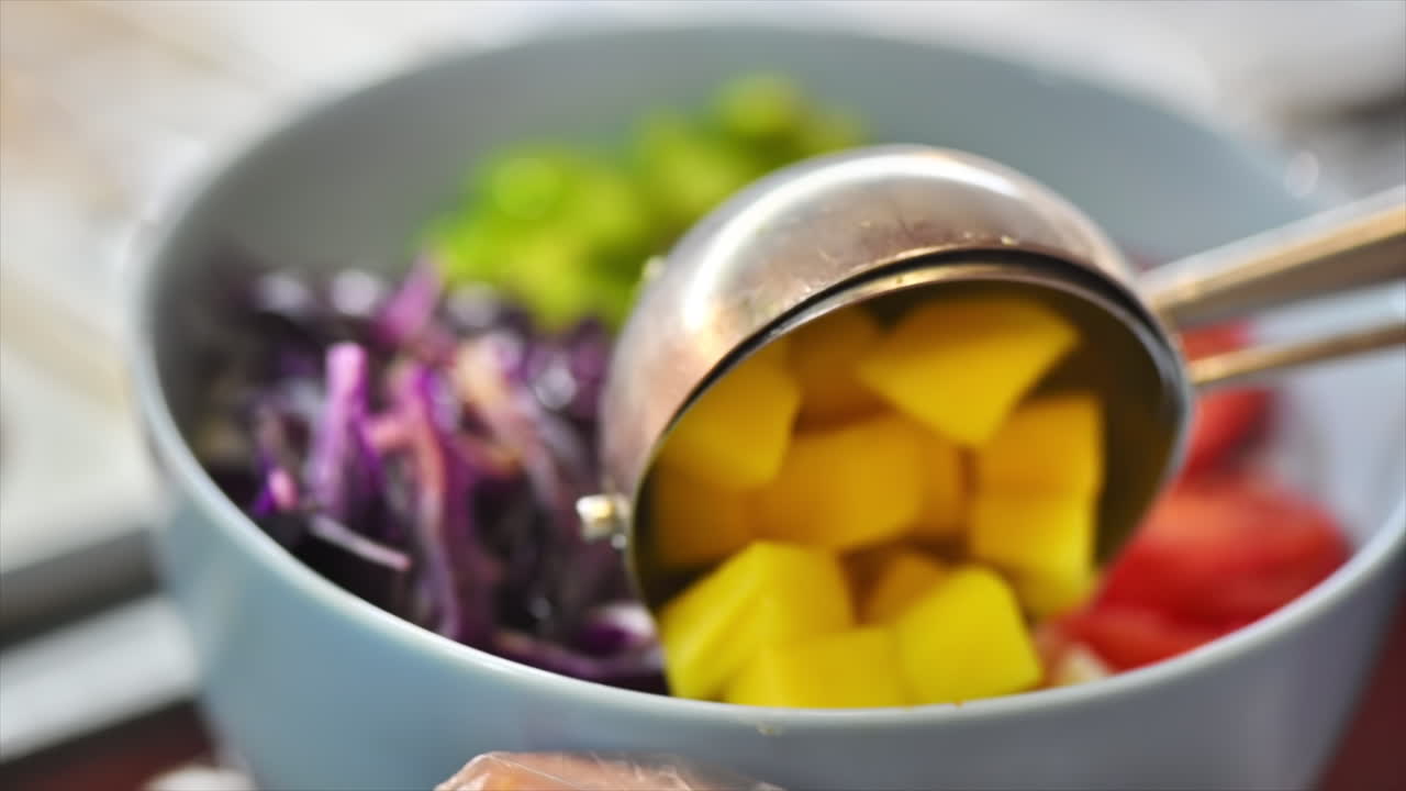 Cocinero preparando un poke vegano. Añadiendo verduras. Cámara lenta