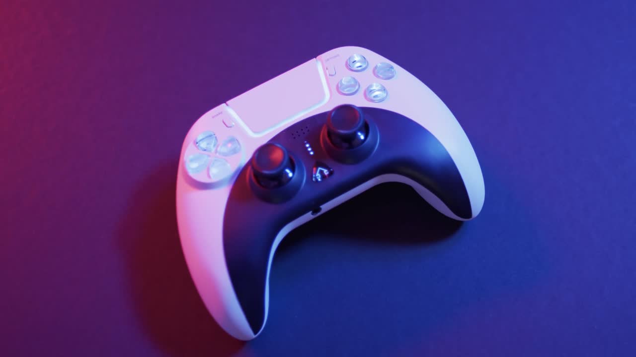 video di close-up del controller del pad del videogioco con spazio di copia sullo sfondo al neon
