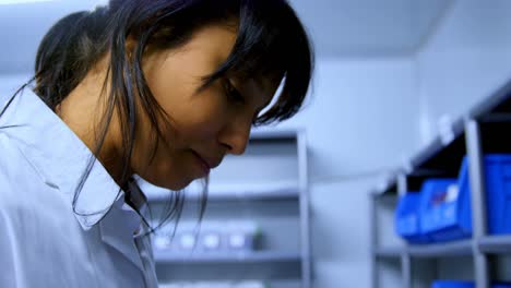 técnico de laboratorio que trabaja en un banco de sangre 4k