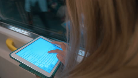 mujer trabajando con una tableta digital