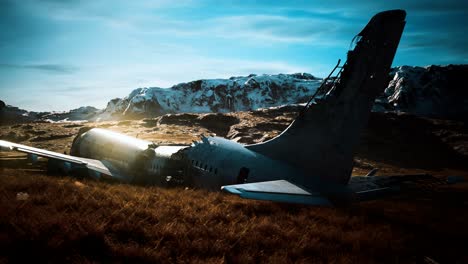 el avión se estrelló en una montaña.