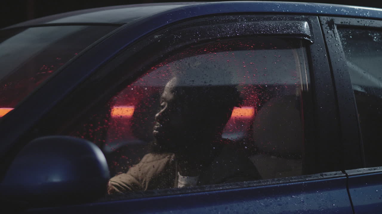 교통 체증에 갇힌 아프리카계 미국인 남자