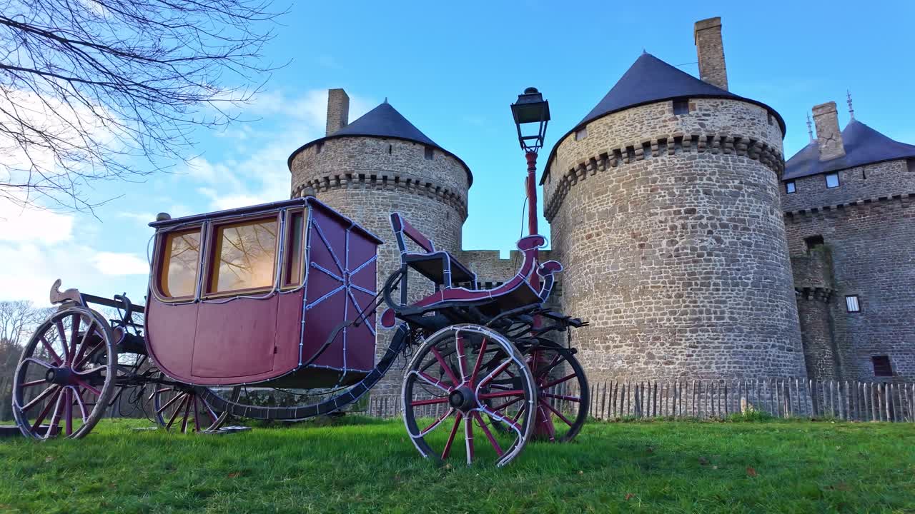 Historisk landauer-hestevogn utstilt foran Château de Lassay i Lassay-les-Châteaux, Mayenne, Frankrike, som fremkaller reiser og kulturarvsturisme fra slutten av 1800-tallet