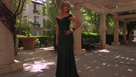 cámara lenta, mujer, posando, para el baile de graduación, en los ángeles, california, estados unidos