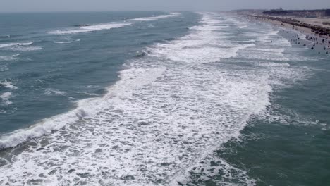 Menschen,-Die-In-Den-Osterferien-Am-Strand-Leben