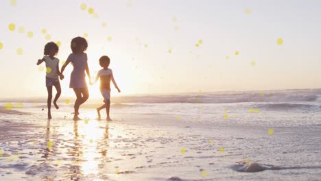 Animación-De-Manchas-Sobre-Una-Feliz-Madre-Afroamericana-Con-Niños-En-Una-Playa-Soleada