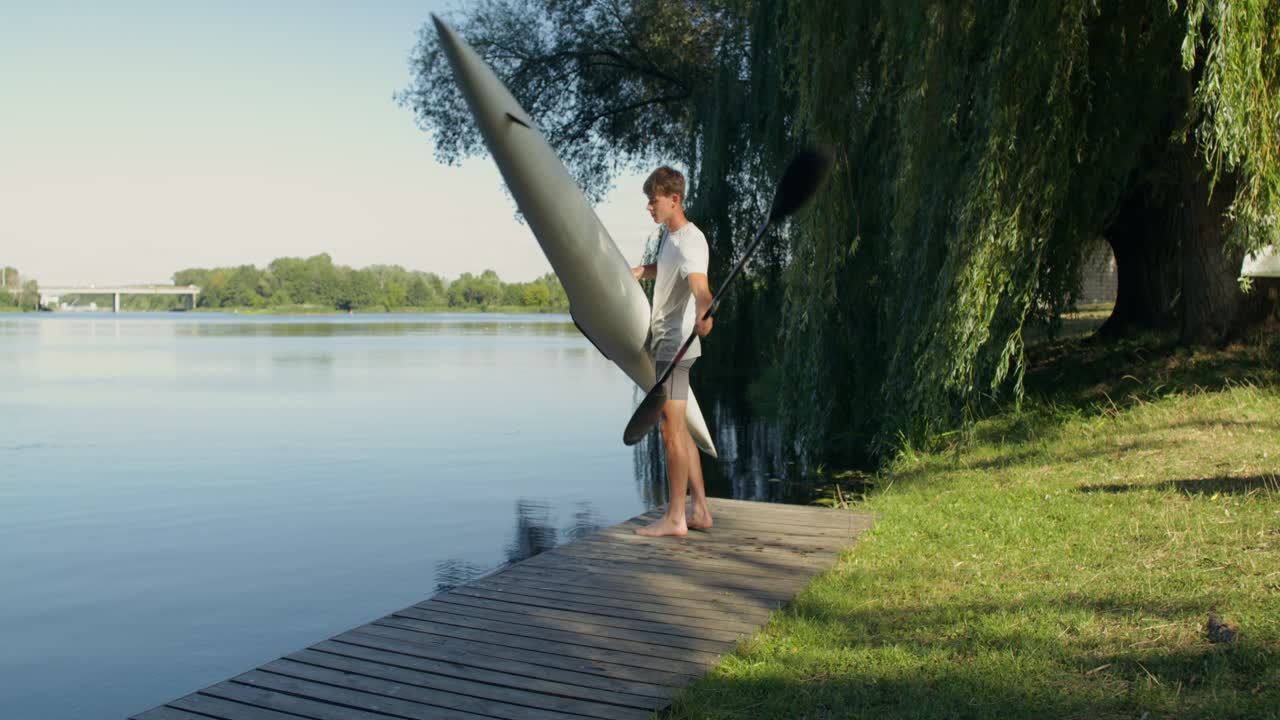 Mann mit Kajak am See