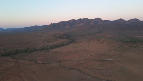 Dramatische-Menschenleere-Landschaft-Aus-Australien,-Berggipfel-Und-Trockener-Bach,-Luft