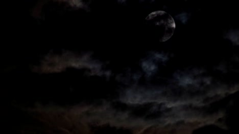 misterioso cielo nocturno con nubes dramáticas de luna llena en la luz de la luna.