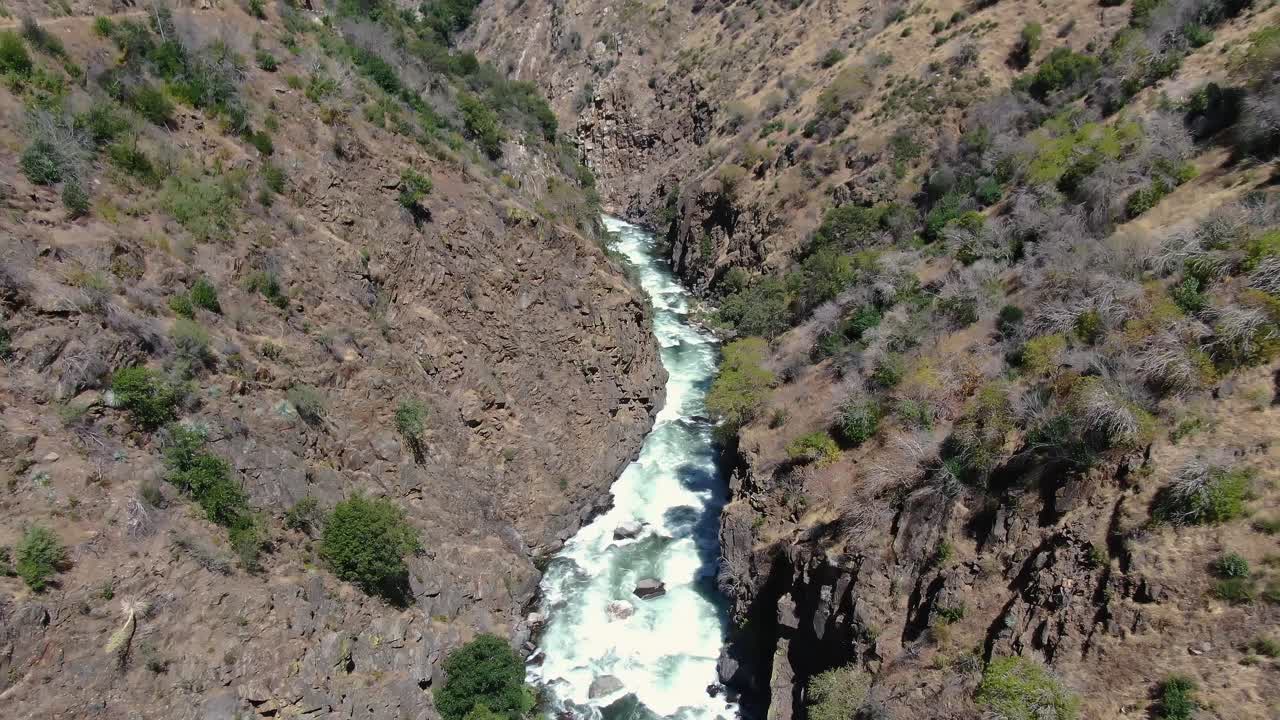 el cañón del río kings fluye a través del valle, disparo de dron